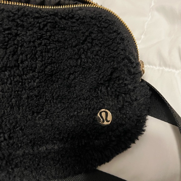 lululemon everywhere fleece belt bag in black - Picture 9 of 10